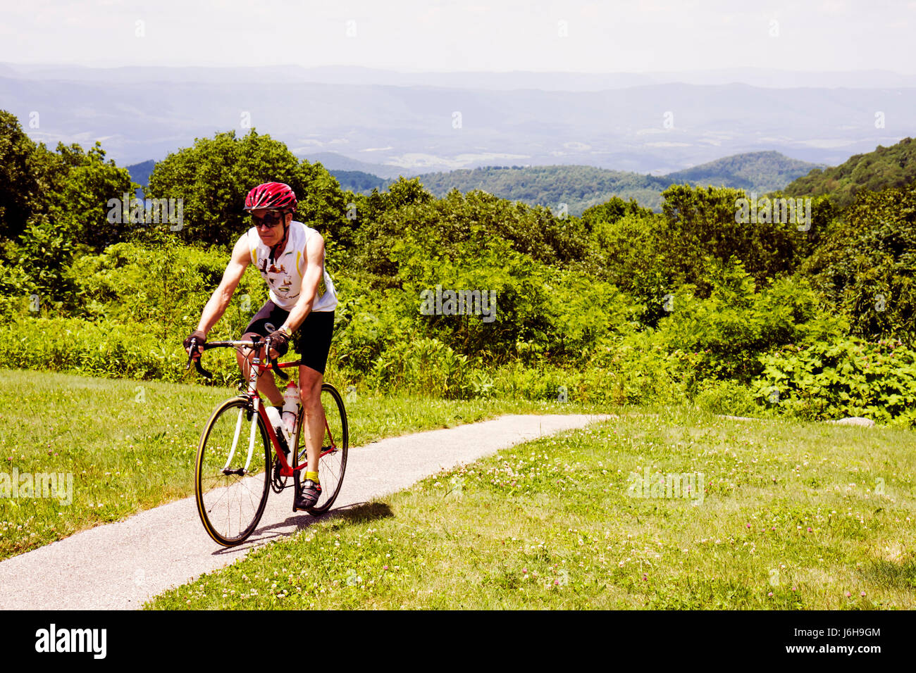 Blue Ridge Parkway Virginia, Appalachian Mountains, Sunset Field Overlook, Milepost 79, natura, naturale, paesaggio, uomo maschio, ciclista, bicicletta, bicicletta, ridi Foto Stock
