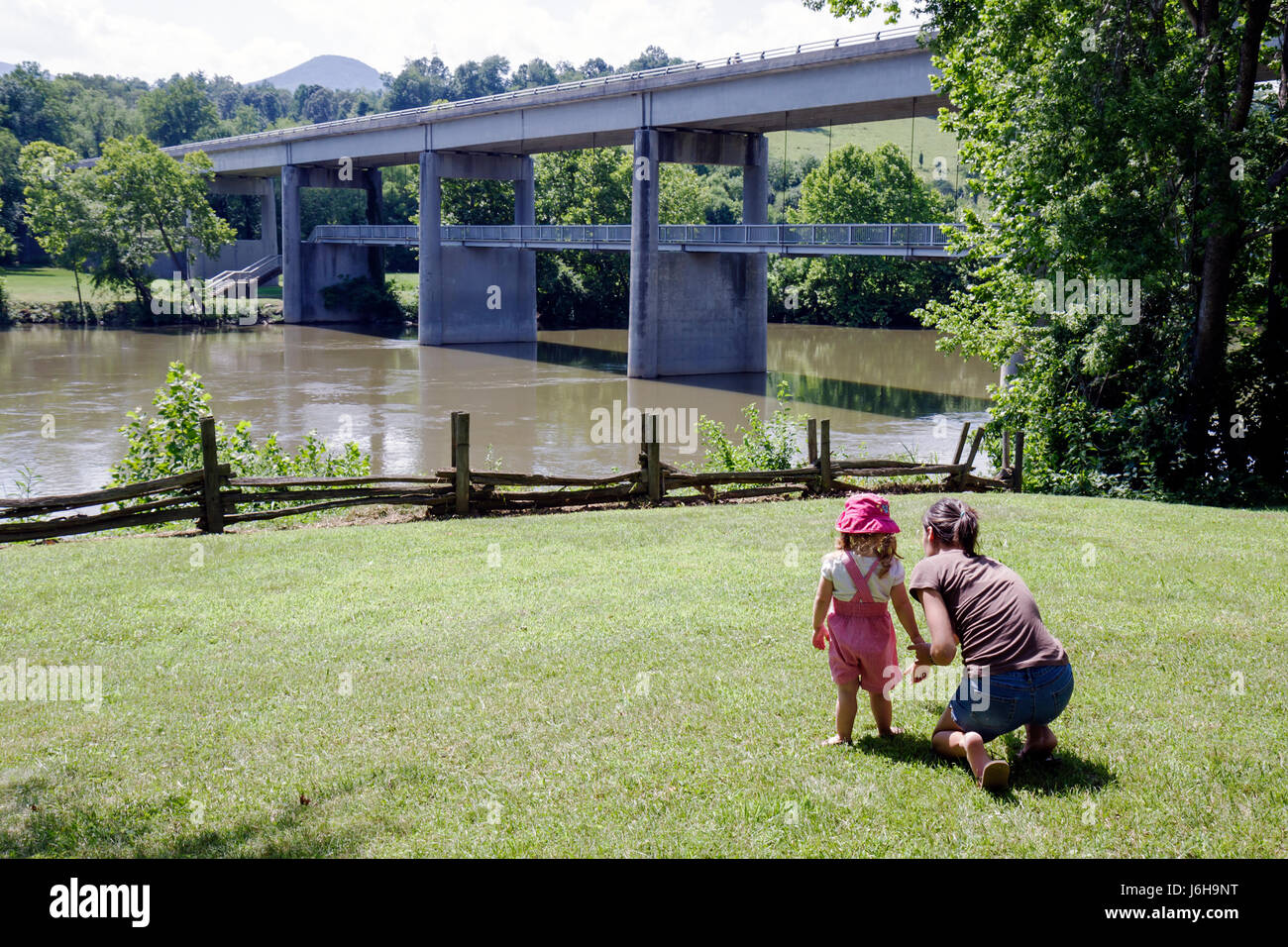 Blue Ridge Parkway Virginia, Appalachian Mountains, James River Water e Kanawha Canal, Milepost 63, centro visitatori, ponte, adulti adulti donne female Foto Stock