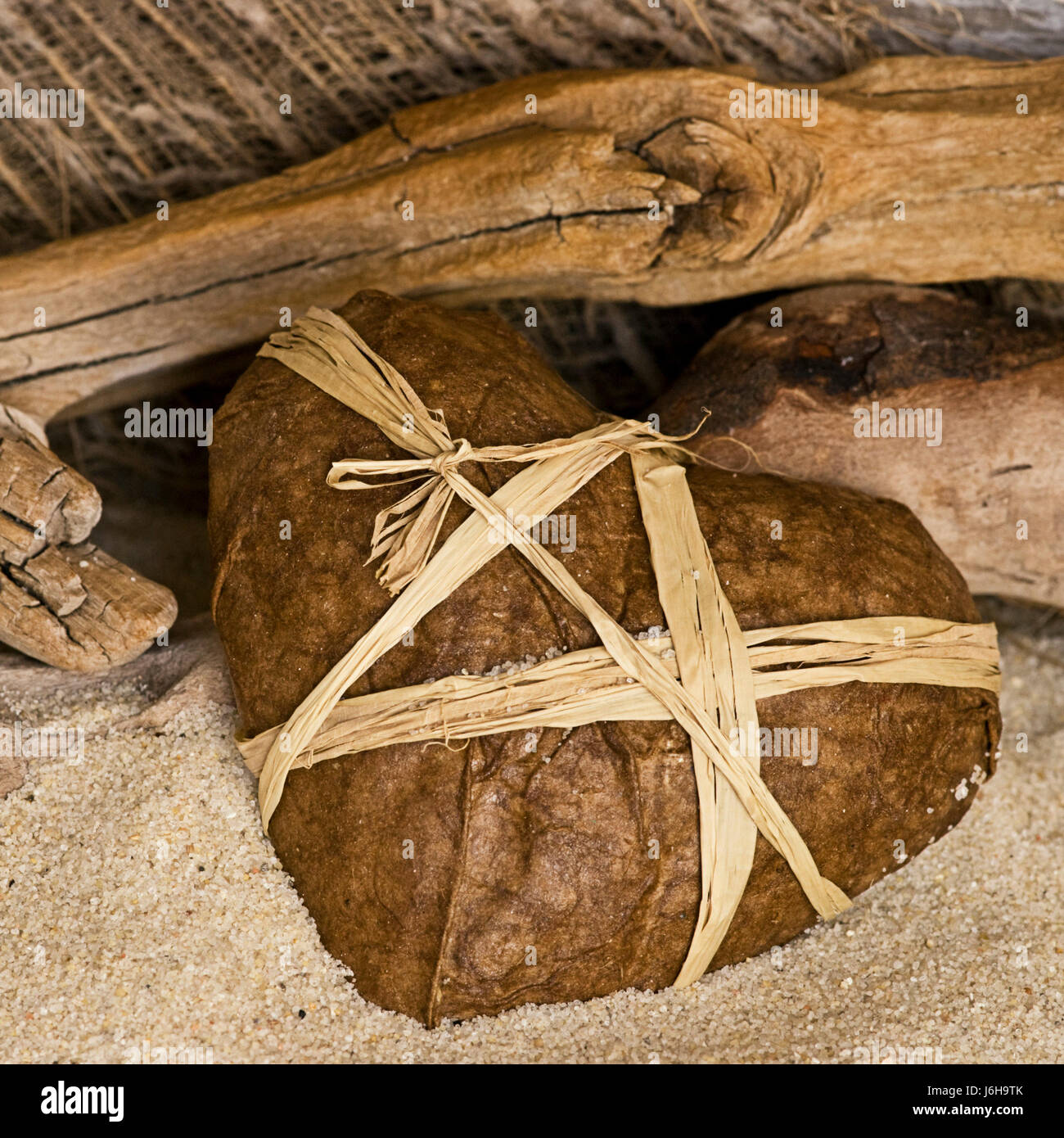 Legno di colore bruno marrone brunette driftwood avvolge il round cuore con filo marrone del legno Foto Stock