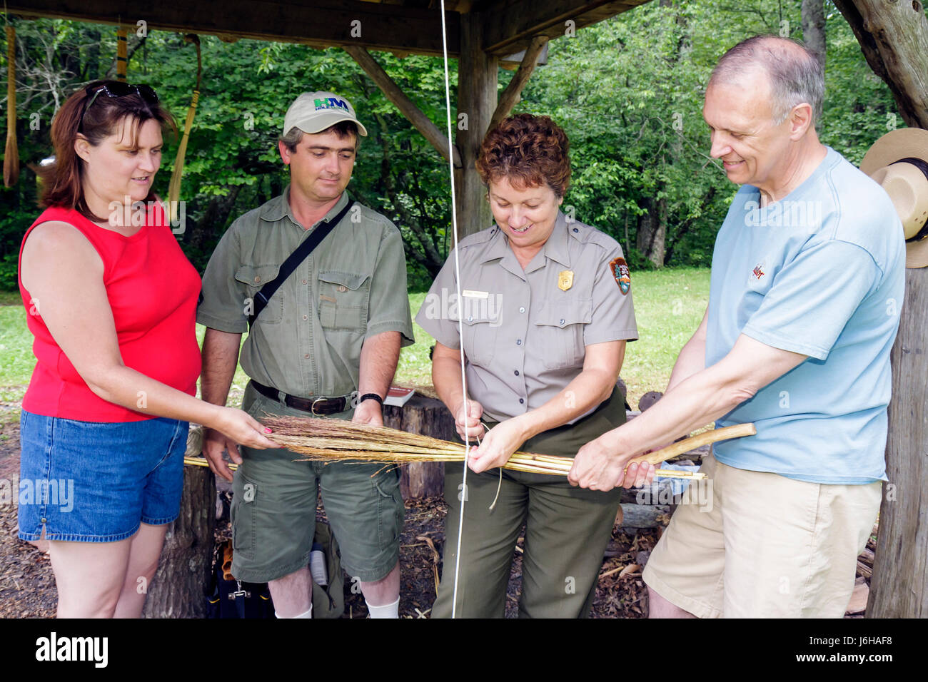 Blue Ridge Parkway Virginia, Appalachian Mountains, Mabry Mill, Milepost 176, adulti uomo uomini maschio, donna donna donna donna donna donna donna donna donna donna donna donna donna donna donna donna donna donna donna donna, coppia, ranger, scopa fare Foto Stock