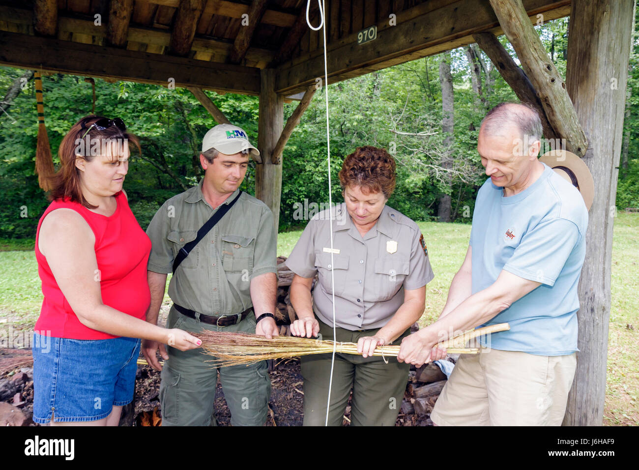 Blue Ridge Parkway Virginia, Appalachian Mountains, Mabry Mill, Milepost 176, adulti uomo uomini maschio, donna donna donna donna donna donna donna donna donna donna donna donna donna donna donna donna donna donna donna donna, coppia, ranger, scopa fare Foto Stock