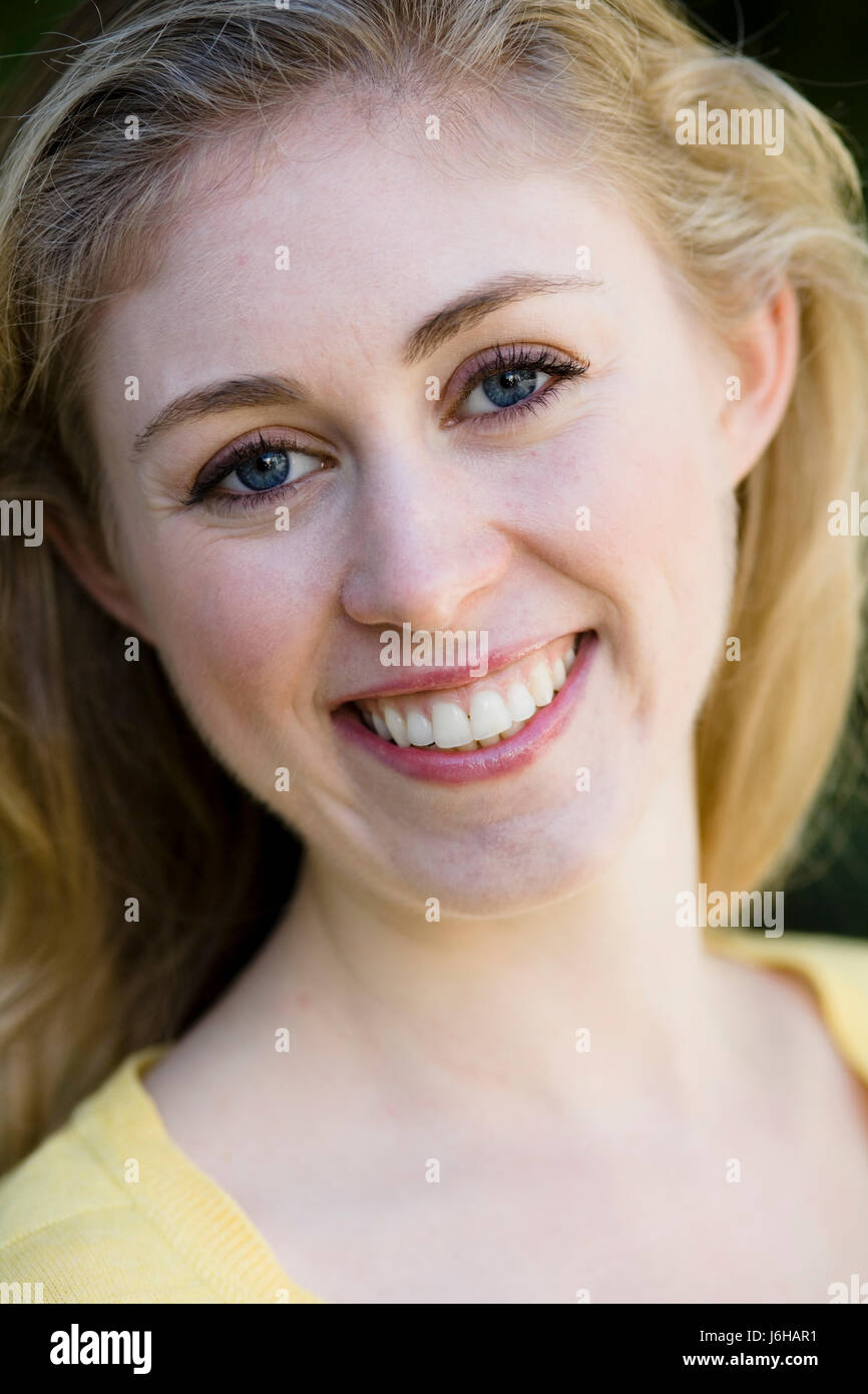 Donna ritratto femminile bionda ridere risate ridere twit risatina sorriso sorridente Foto Stock