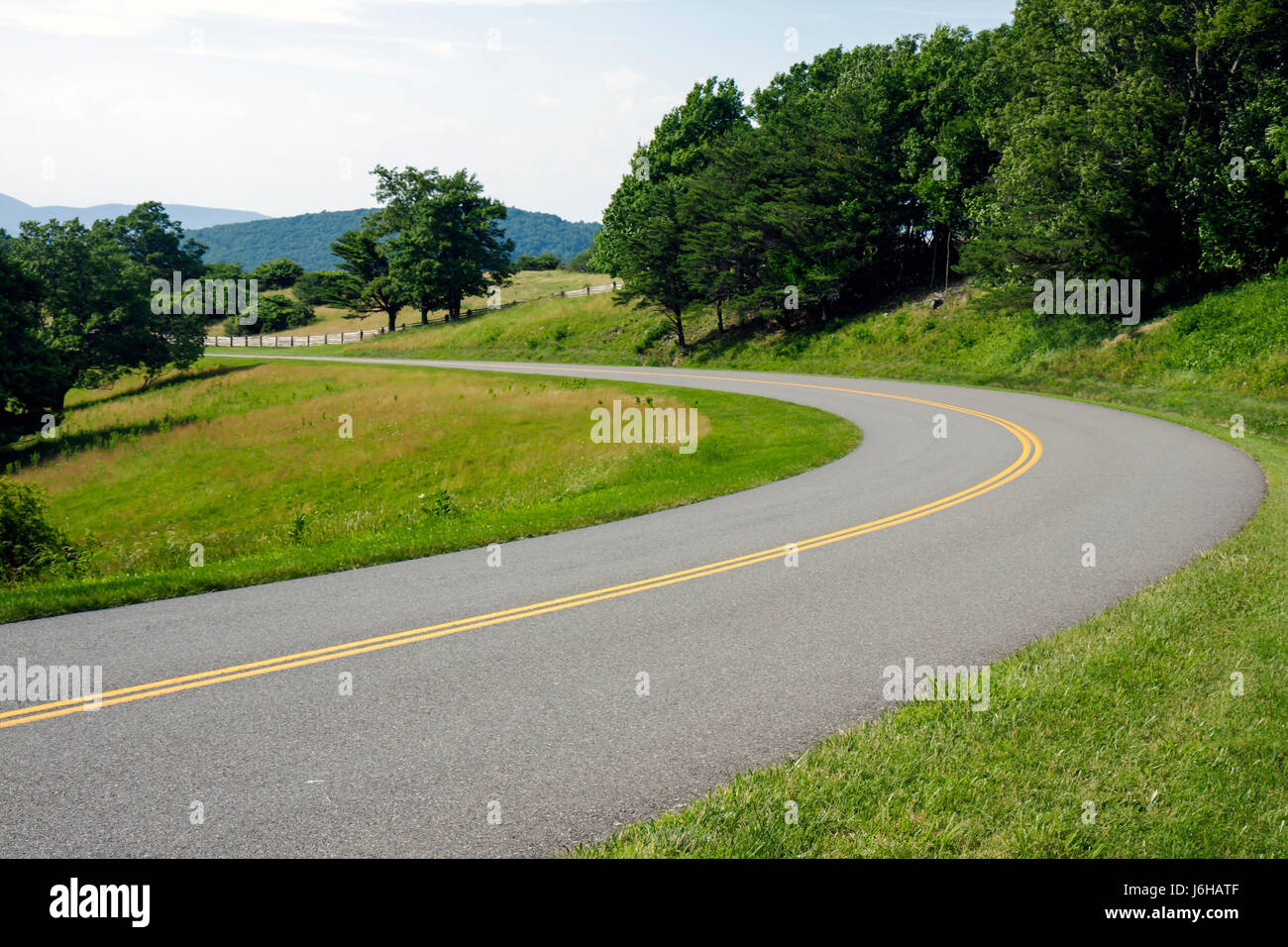 Blue Ridge Parkway Virginia, Appalachian Mountains, vicino Rocky Knob, linee gialle, curva, alberi, natura, naturale, paesaggio, rurale, VA090621074 Foto Stock