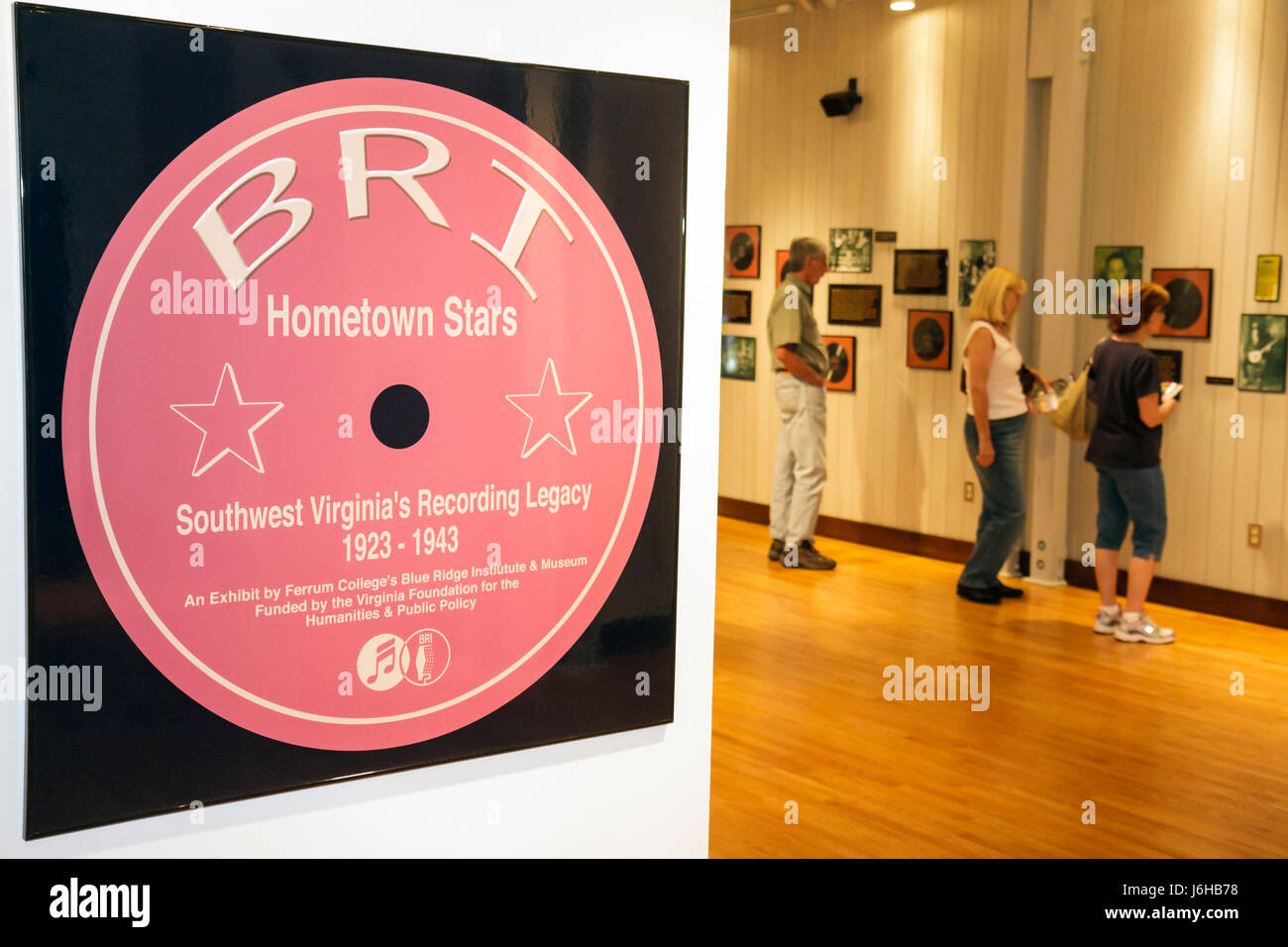 Blue Ridge Parkway Virginia, Appalachian Mountains, Blue Ridge Music Center, mostra interpretativa al coperto, musica bluegrass, storia, uomo maschio, donna female Foto Stock