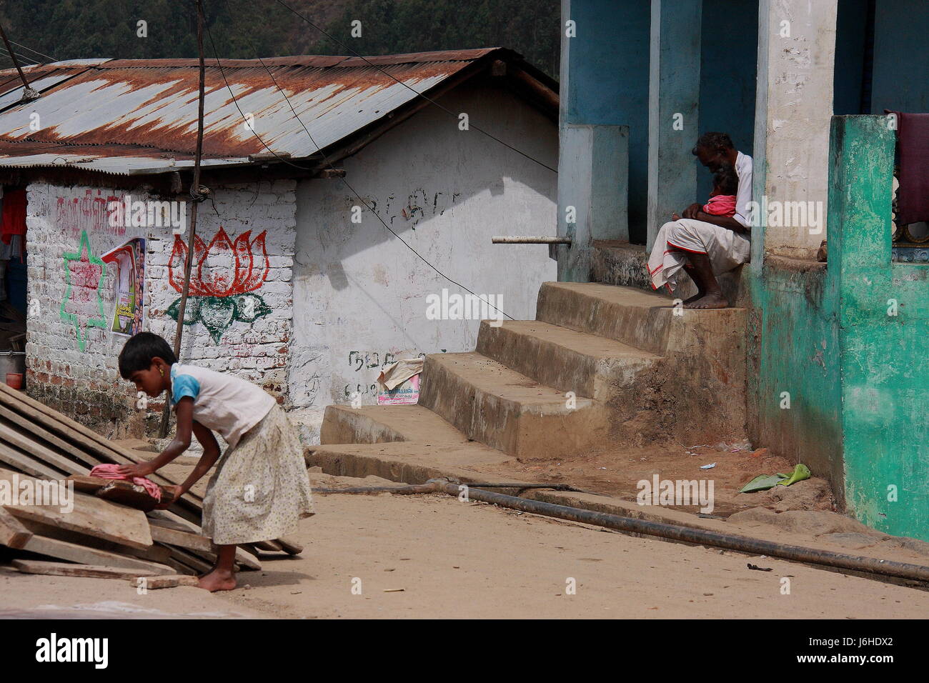 Il lavoro minorile in India,mostra l'affetto dei genitori per il figlio e la figlia che lavora,tamilnadu kerala boarder,l'India del sud,asia,PRADEEP SUBRAMANIAN Foto Stock