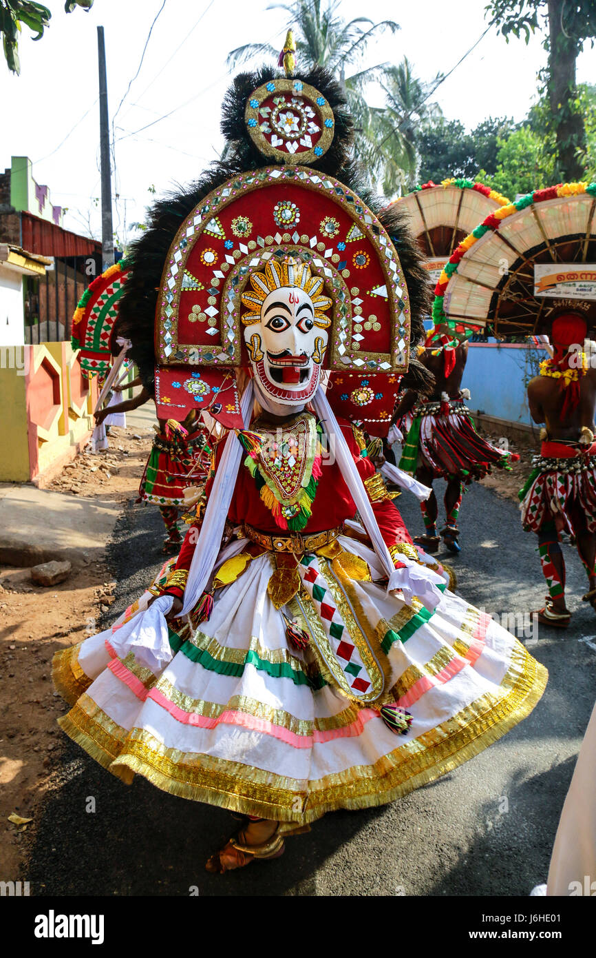 Tradizionale ballerini folk a thira costumi da un tempio festival thrissur,Kerala, India del sud,asia Foto Stock