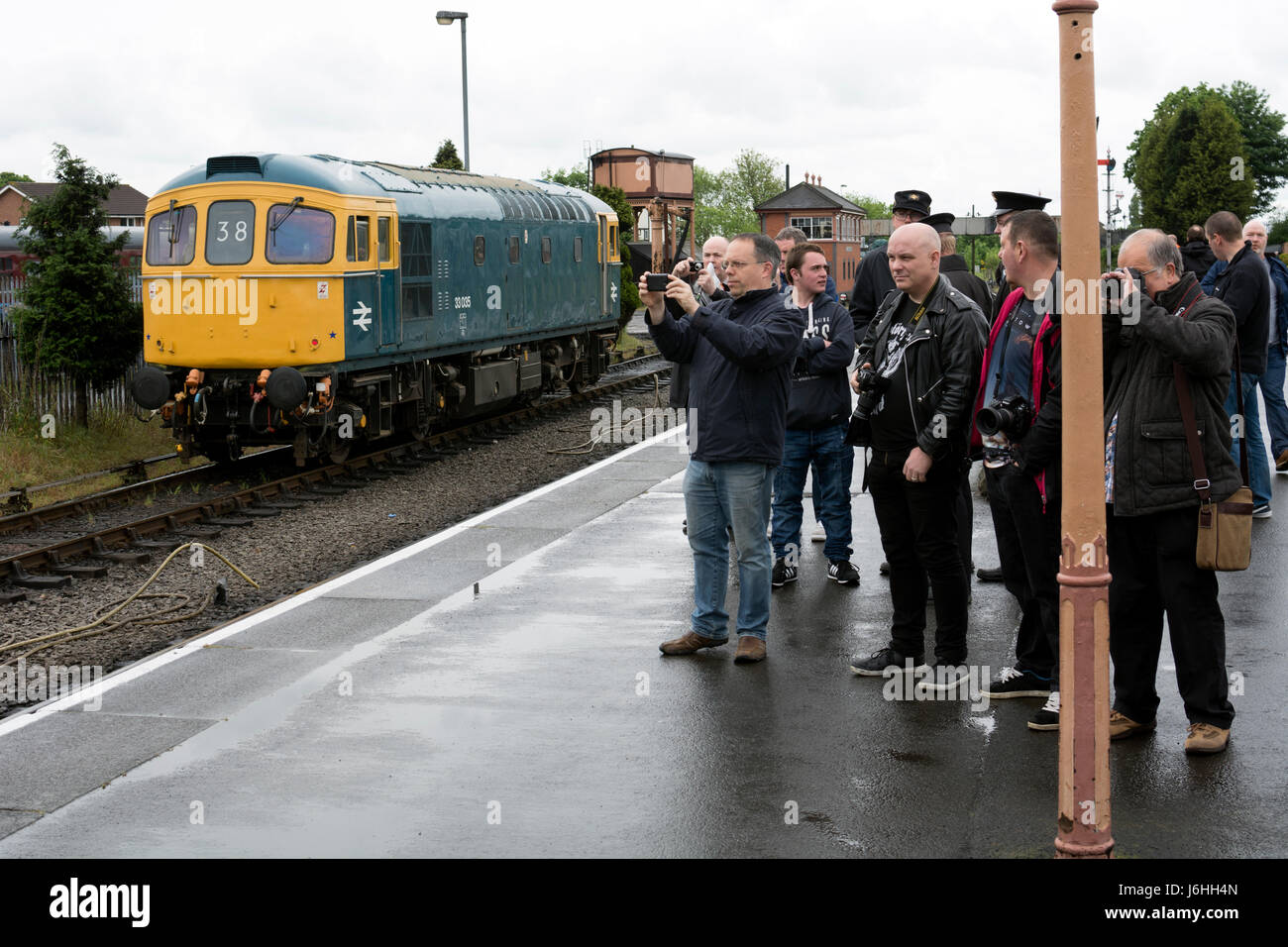Gli appassionati di rampa a Severn Valley Railway Spring Festival Diesel, Kidderminster, Regno Unito Foto Stock