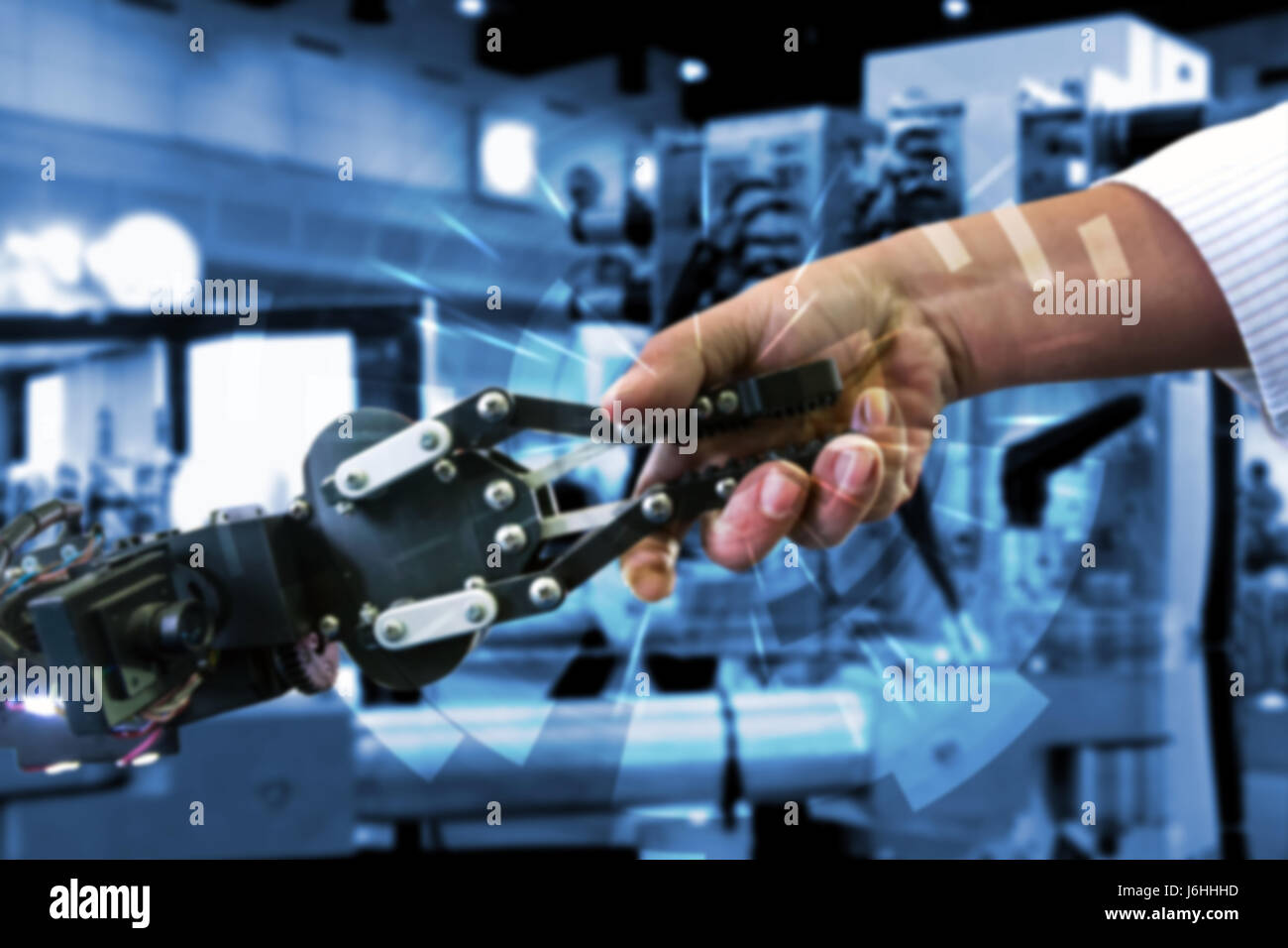 Cyber comunicazione e concetti di robotica. Industrial 4.0 Cyber sistemi fisici concetto. Robot e umani Engineerer tenendo la mano con handshake e gr Foto Stock