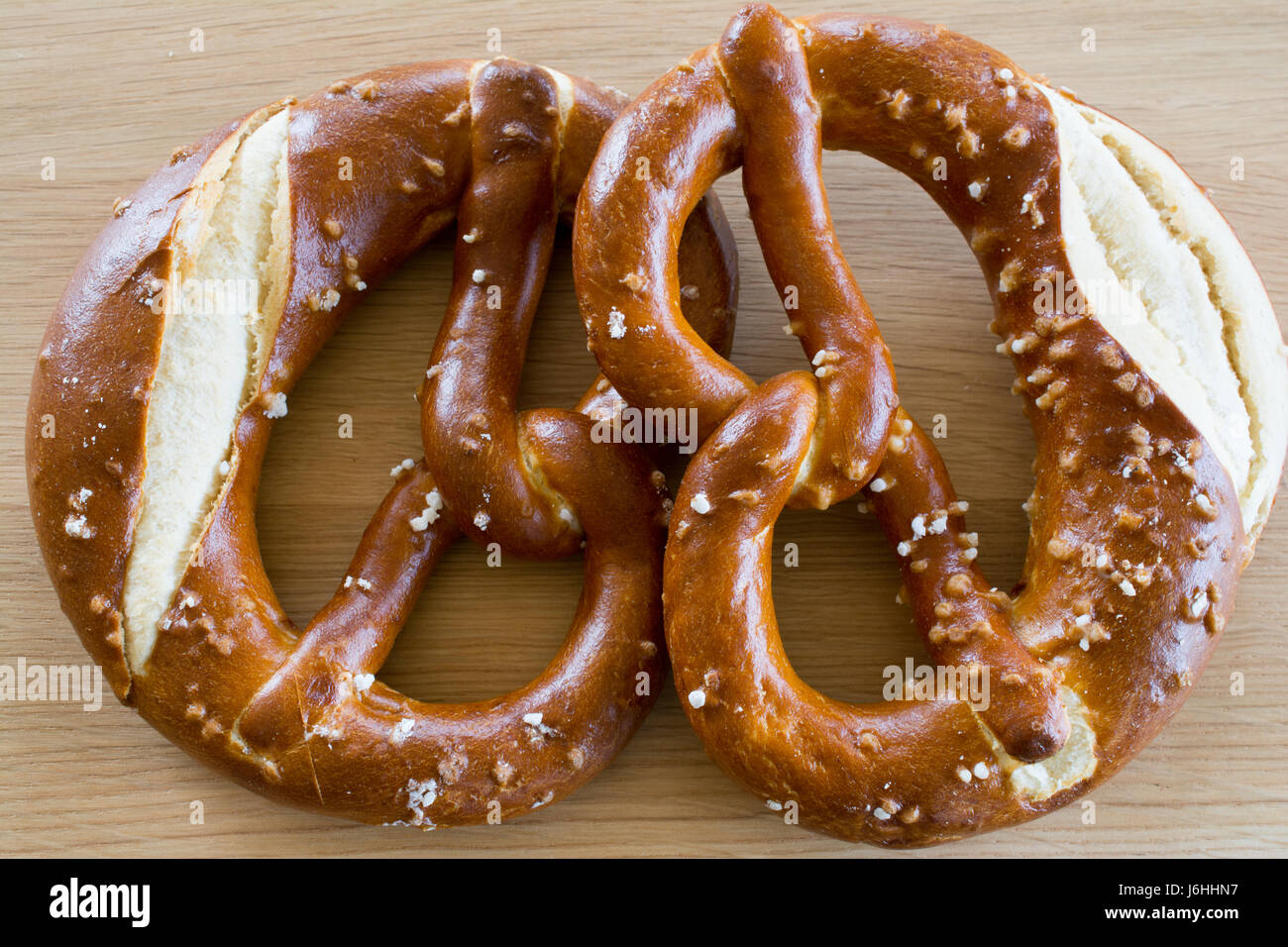 Due salati salatini su in legno di rovere tavolo. Foto Stock