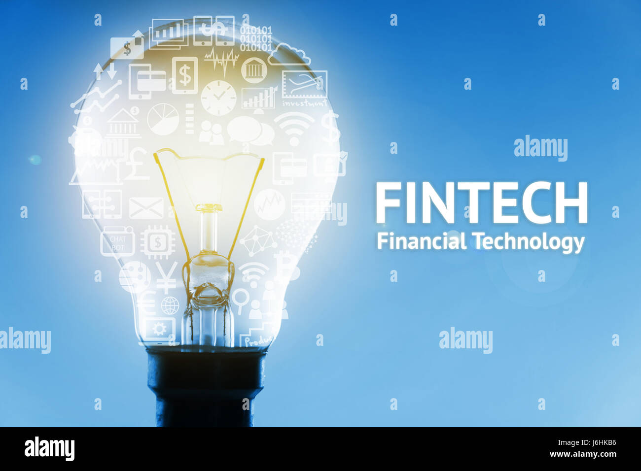 Concetto di Fintech. Le icone della tecnologia finanziaria e banca . Lampadina della luce , Una infografica , testi e icone su sfondo blu Foto Stock