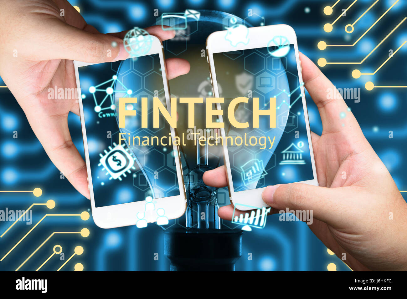 Concetto di Fintech. Due mano azienda di cellulari e icone della tecnologia finanziaria. Lampadina della luce , Una infografica , testi e icone. I circuiti elettrici grafico Foto Stock