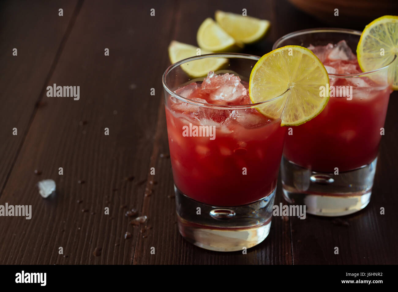 Rosso il succo di arancia in bicchieri di ghiaccio a fuoco selettivo Foto Stock