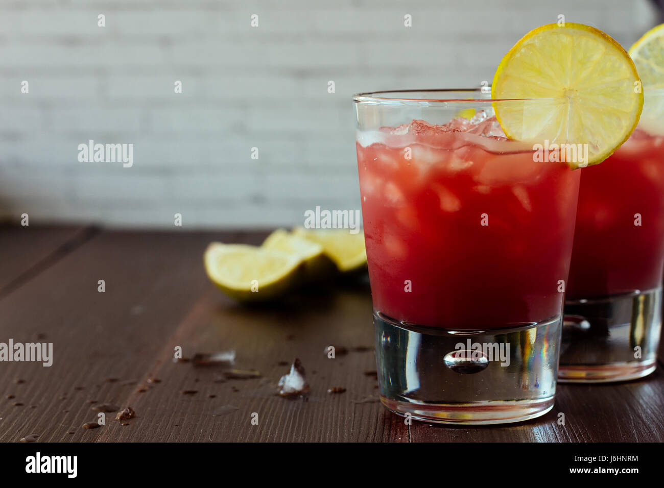 Rosso il succo di arancia in bicchieri di ghiaccio a fuoco selettivo Foto Stock