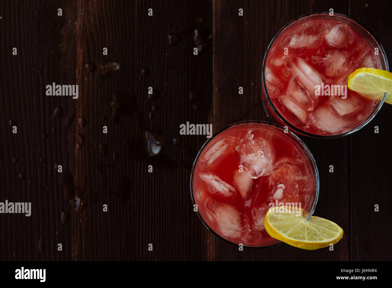 Rosso il succo di arancia in bicchieri di ghiaccio a fuoco selettivo Foto Stock