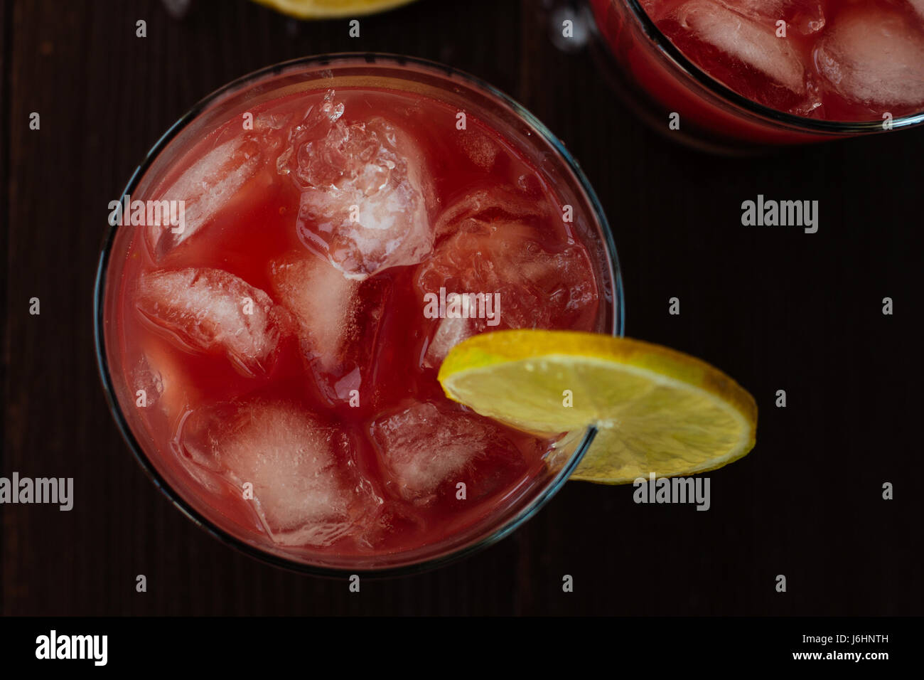 Rosso il succo di arancia in bicchieri di ghiaccio a fuoco selettivo Foto Stock