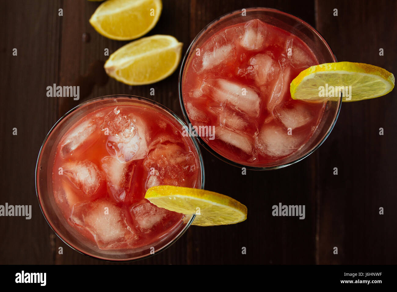 Rosso il succo di arancia in bicchieri di ghiaccio a fuoco selettivo Foto Stock