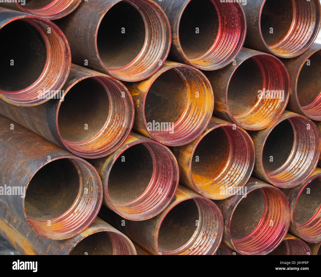 Pila di tubi metallici, background industriale Foto Stock