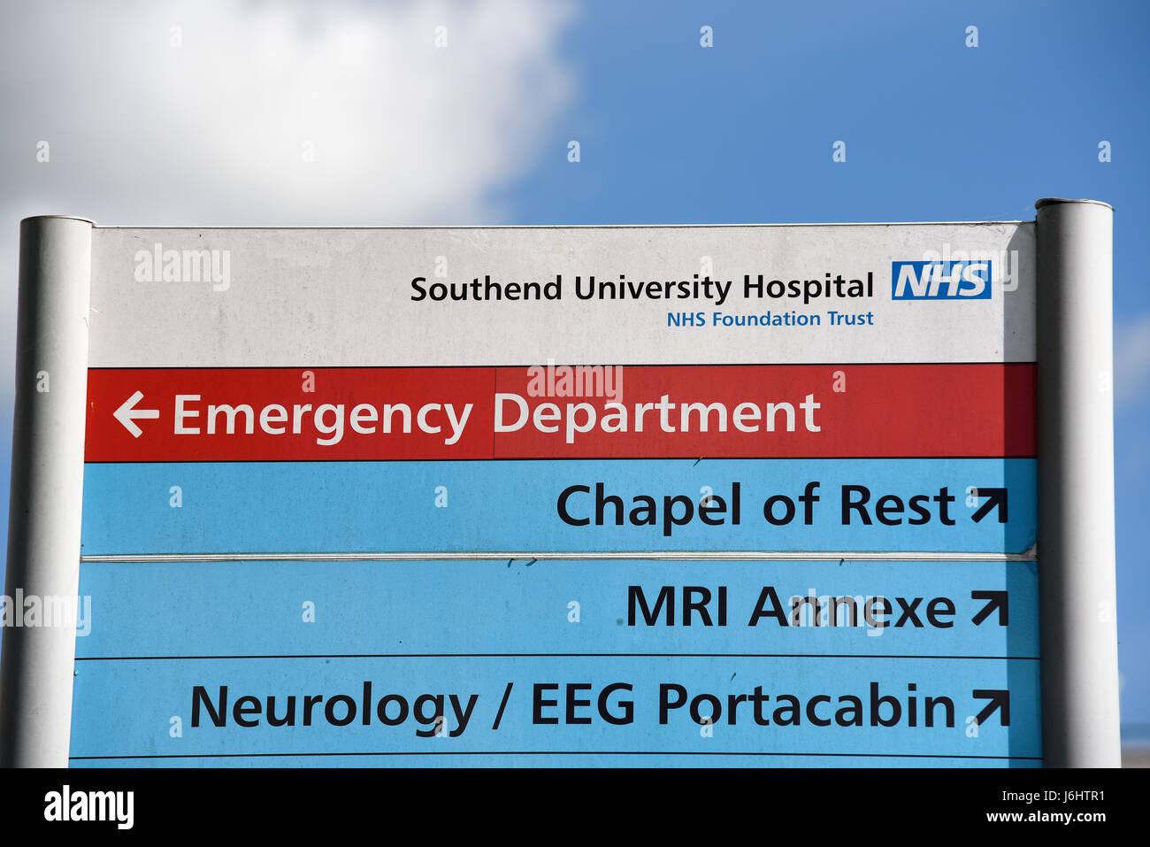 Southend University Hospital, Essex, UK Information Board con reparto di emergenza, cappella, mri, neurologia, eeg indicazioni. Marca di edifici temporanei Foto Stock