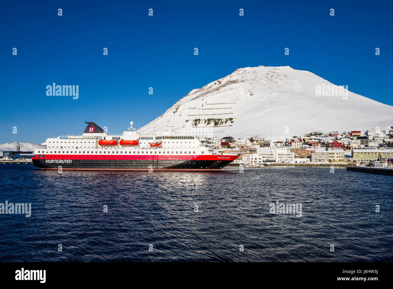 Hurtigruten Coastal Express nave da crociera MS Richard con è ormeggiato a Honningsvåg, Finnmark County, Norvegia. Foto Stock