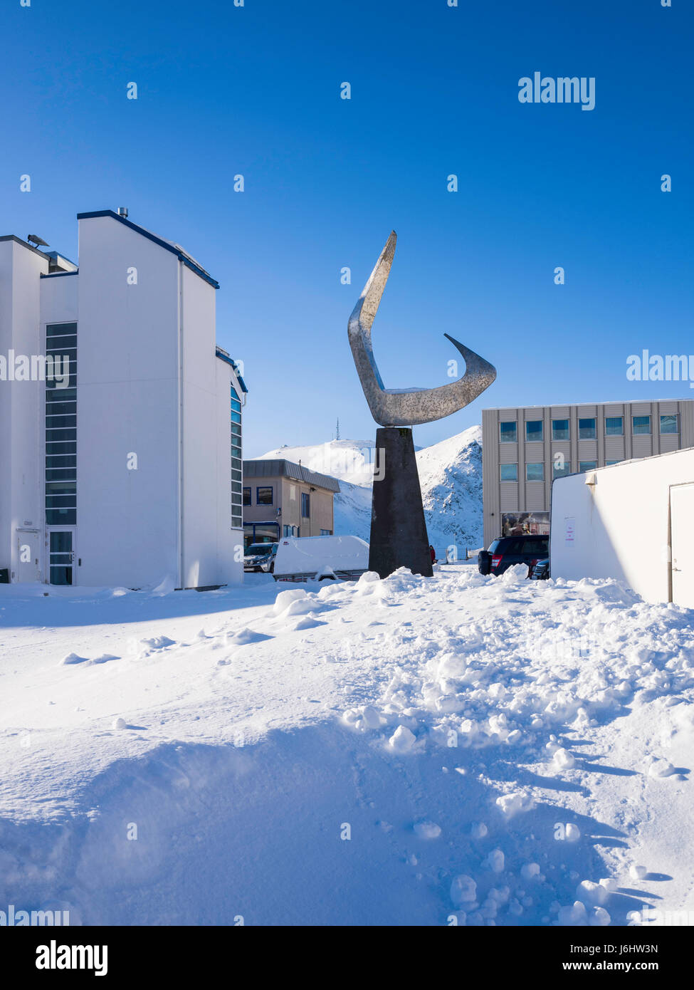 "Boreas' scultura (1971), chiamato anche "Nordenvinden', da Erling Saadtvedt sorge nei pressi del molo di Honningsvåg, Finnmark County, Norvegia. Foto Stock