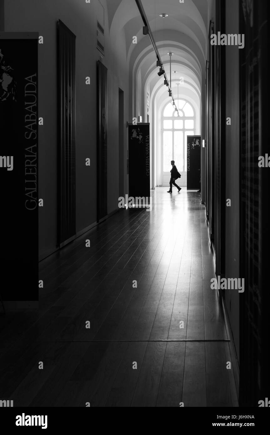 Persona sagomata nel corridoio del museo di Torino, Italia Foto Stock