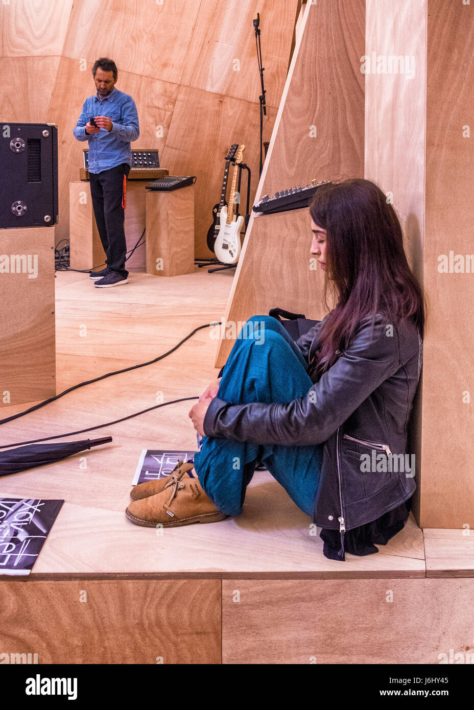 Venezia, Castello,Giardini.57ma Biennale di Venezia 2017,La Biennale di Venezia,Padiglione francese, Xavier Veilhan "Studio Venezia"musical artwork, giovane donna Foto Stock