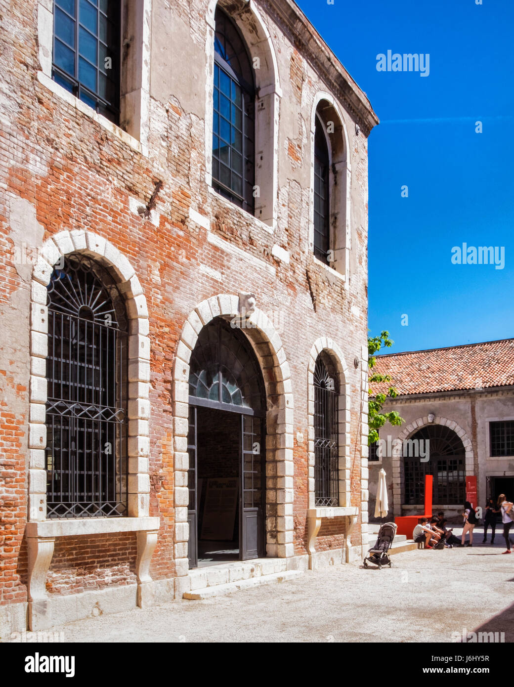 Venezia, Castello,Giardini.57ma Biennale di Venezia 2017,La Biennale di Venezia,bellissimo vecchio arsenale di mattoni usati per l'arte visualizza con cielo blu Foto Stock