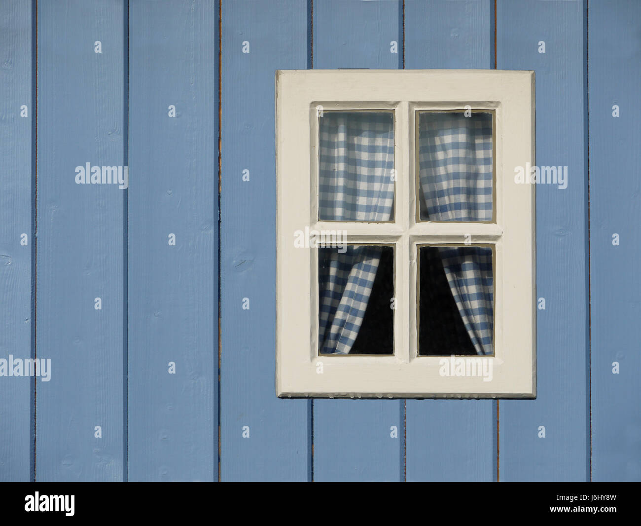 Finestra blu oblò dormer nel riquadro finestra vuota caucasica europea framehouse Foto Stock