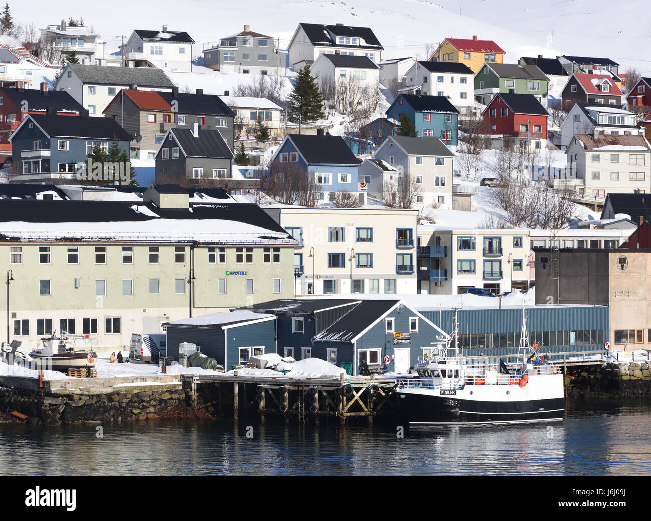 Una barca da pesca nel porto di Honningsvag, la città più settentrionale della Norvegia. Honningsvåg, Nordkapp, Finnmark, Norvegia. Foto Stock