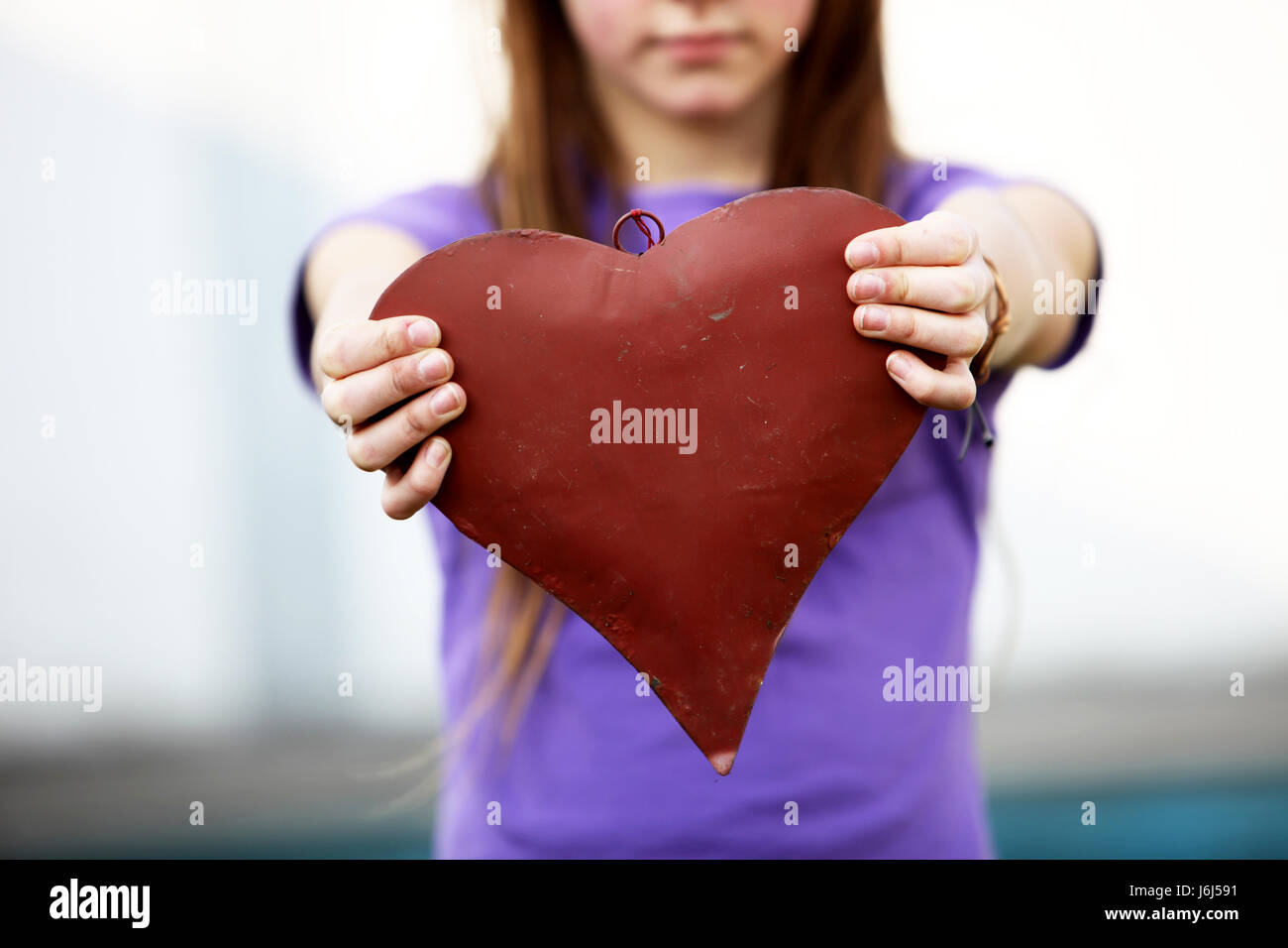 Il bambino mostra un cuore rosso -textfreiraum Foto Stock