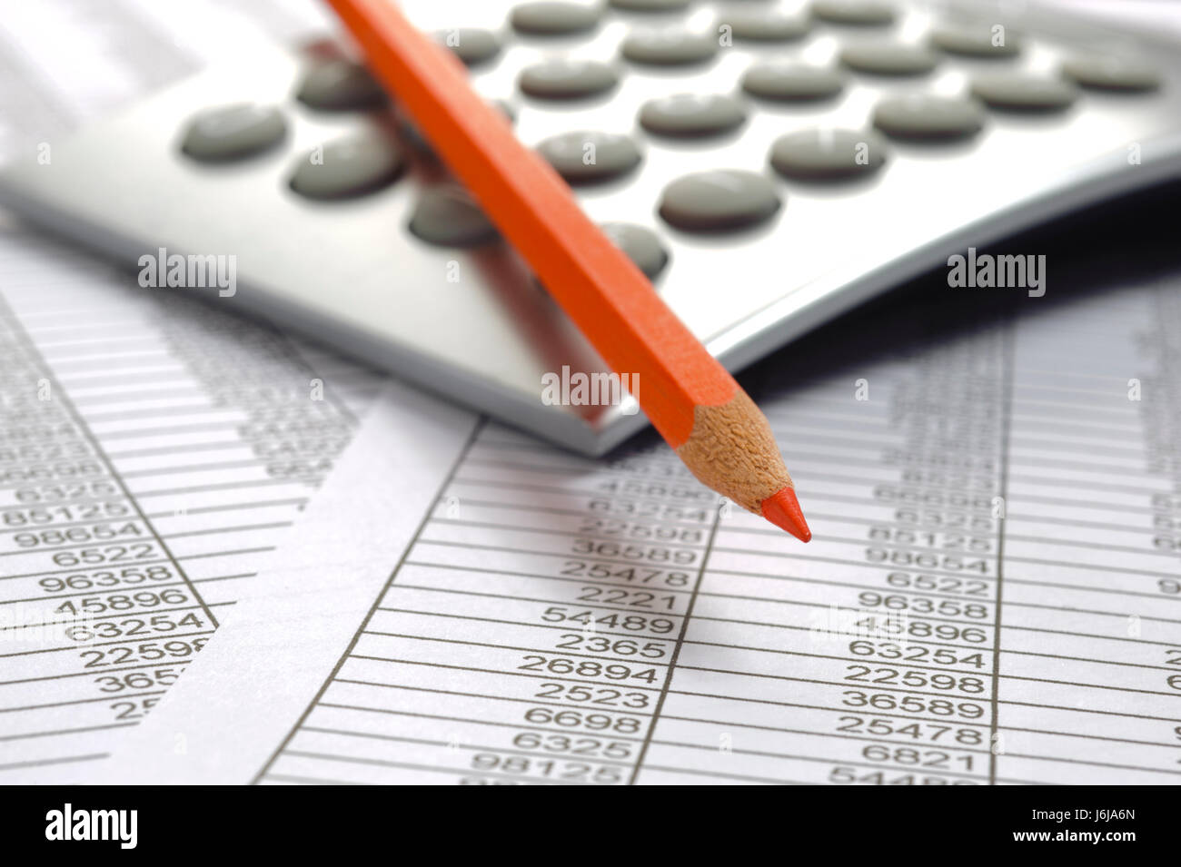 Contabilità finanziaria con foglio di tavola, matita rossa e calcolatrice Foto Stock