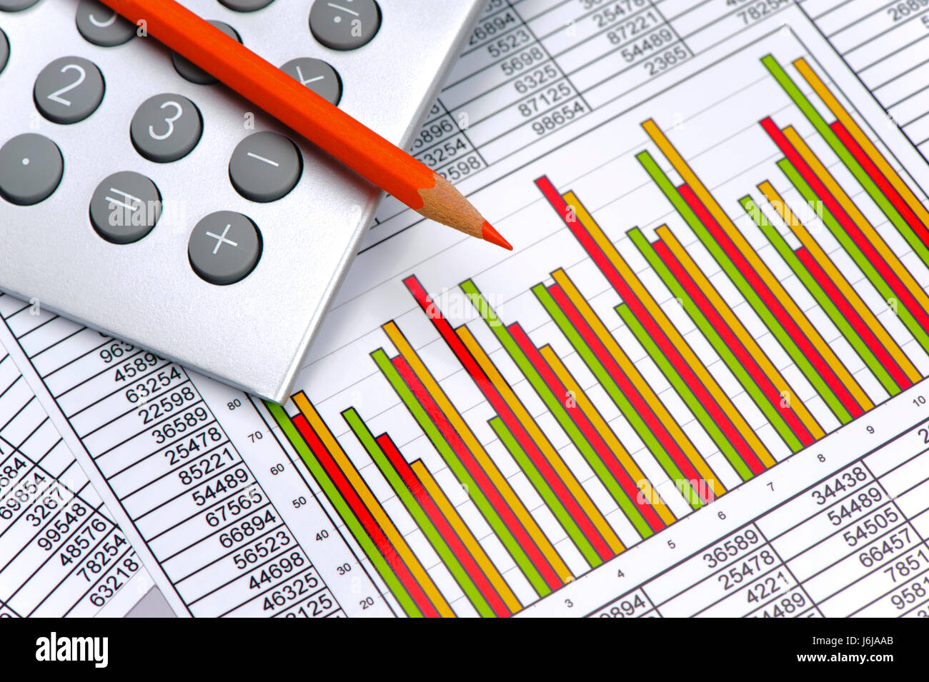 Financial grafico e tabella foglio con la calcolatrice mostra il successo di mercato di exchange Foto Stock