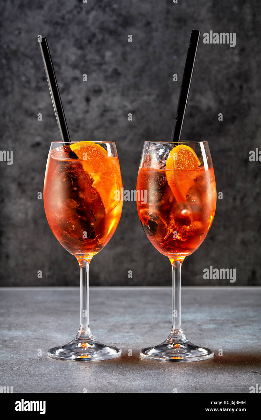 Due bicchieri di aperol spritz cocktail sulla tabella grigia Foto stock -  Alamy