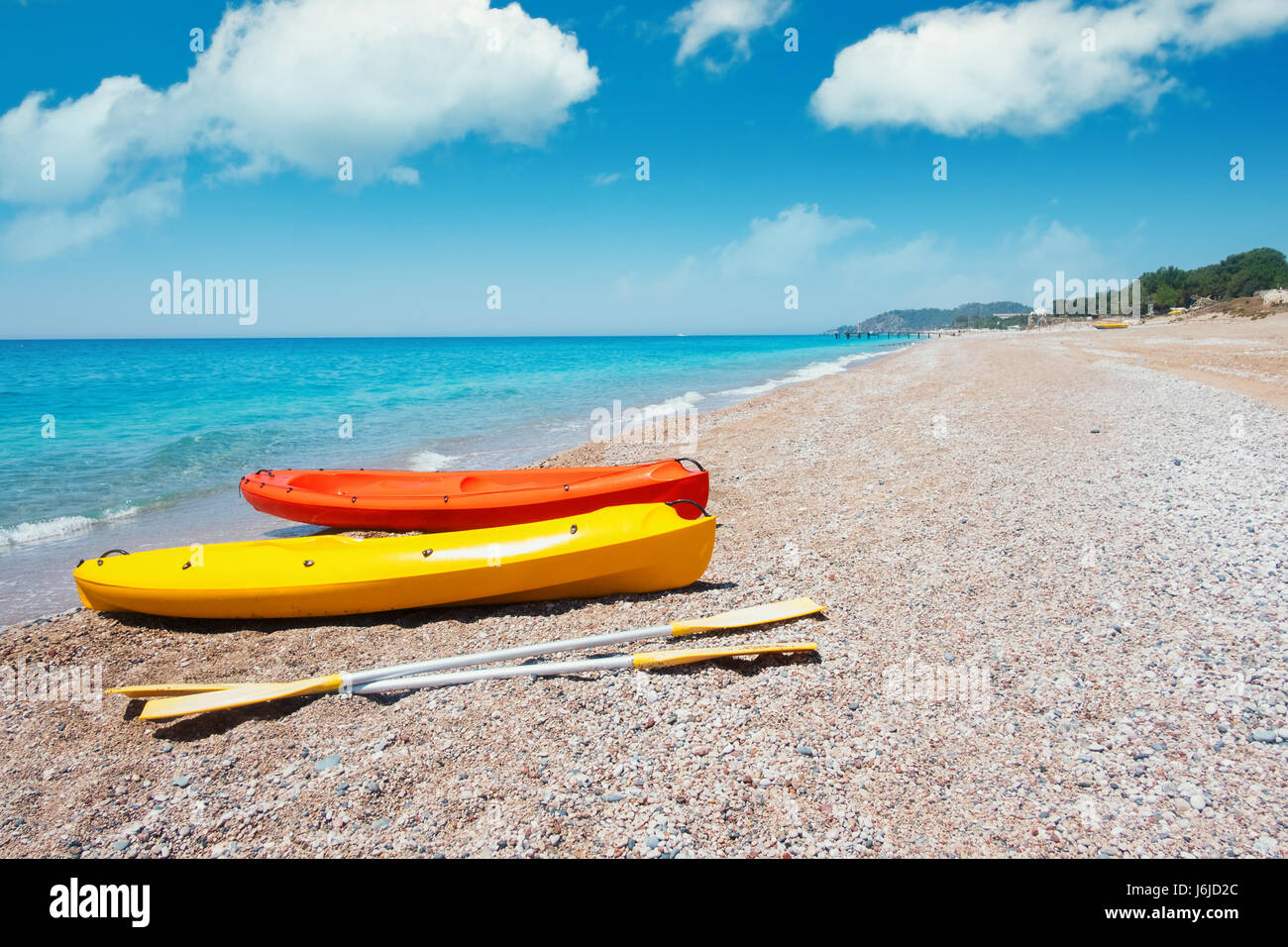 Due kayak sul bordo del mare. Giornata di sole sul mare mediterraneo. Orario estivo Foto Stock