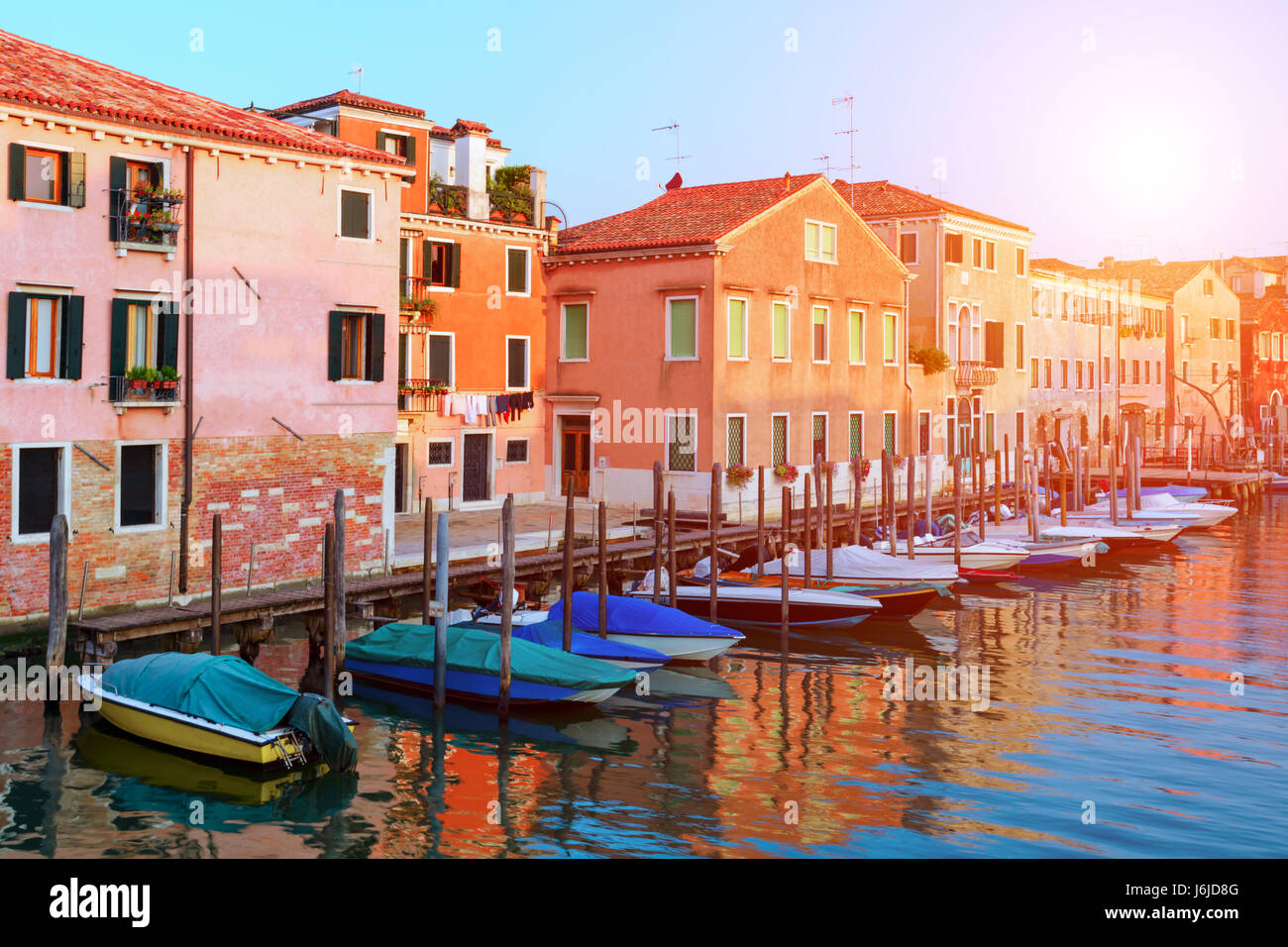 Vista eccezionale sulla mattina di Venezia. Fila di barche e incandescente case colorate. L'Italia, Europa Foto Stock