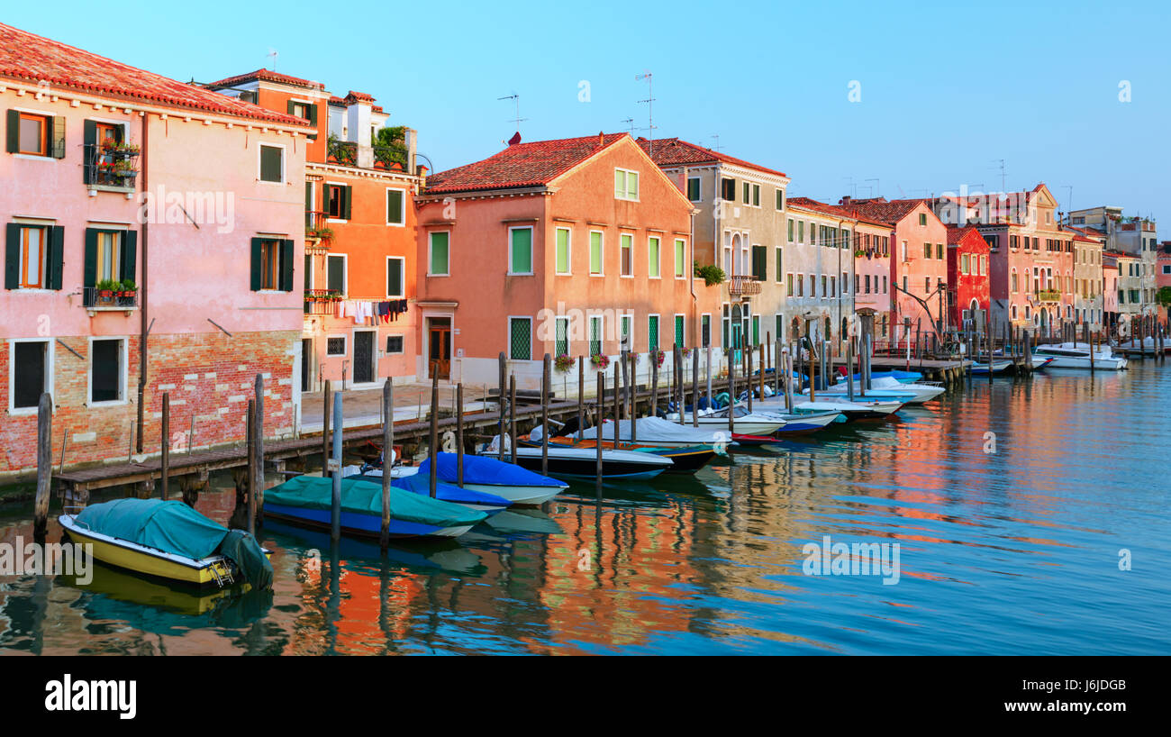 Vista eccezionale sulla mattina di Venezia. Fila di barche e incandescente case colorate. L'Italia, Europa Foto Stock