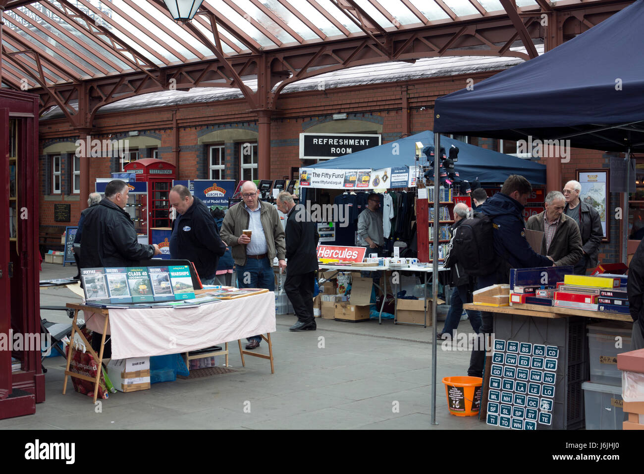 Gli appassionati di rampa si spegne al Severn Valley Railway, Kidderminster, Regno Unito Foto Stock