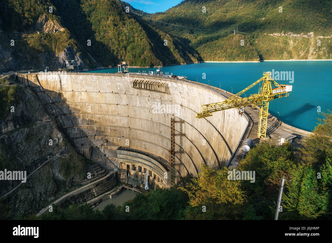 Il Enguri centrale idroelettrica HES. Il serbatoio di Jvari accanto alla diga di Inguri, circondato da montagne, Svaneti superiore, Georgia. Foto Stock