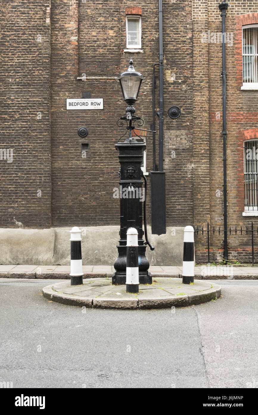 Pompa acqua, Bedford Row in London Borough of Camden, opposta Brownlow Street, Londra WC1R Foto Stock