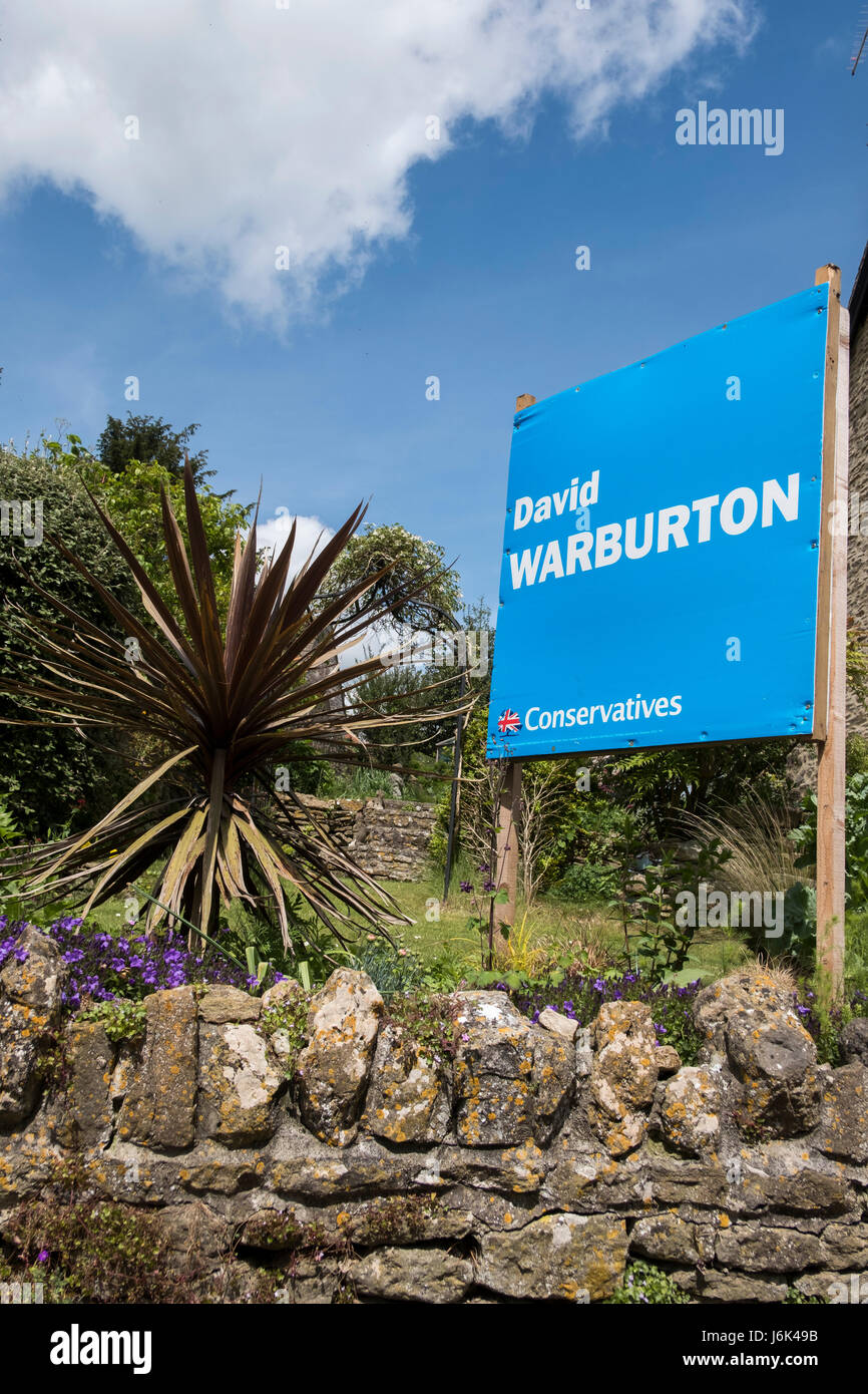 21 maggio 2017 Templecoombe Somerset. Affissioni promuovere David Warburton MP per la via prossime elezioni generali del 8 giugno 2017 Credit: Paolo C Foto Stock