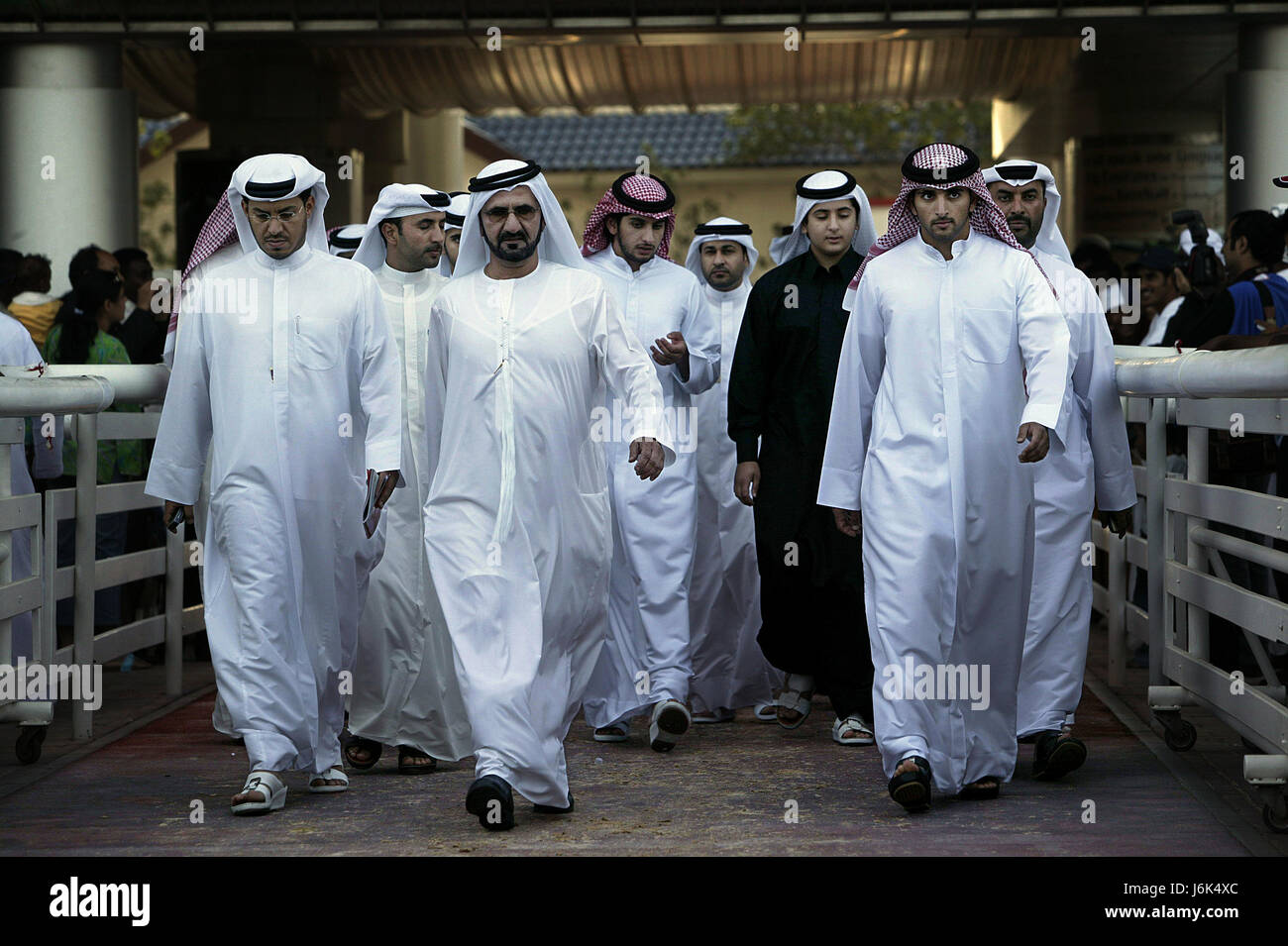 DUBAI, Emirati Arabi Uniti - 26 Marzo 2005: Sheikh Mohammed Bin Rashid Al Maktoum (anteriore) e famiglia partecipare a Dubai World Cup corsa di cavalli in Dubai. Foto di Paul Velasco Foto Stock