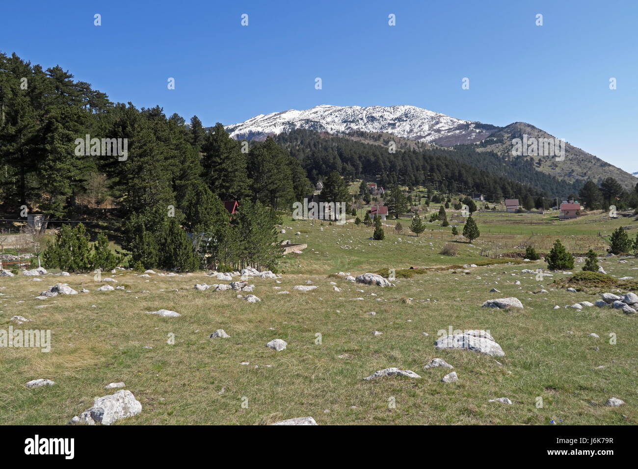 Vista delle montagne innevate montagne Prenj montagne; Erzegovina Bosnia e Erzegovina Aprile Foto Stock