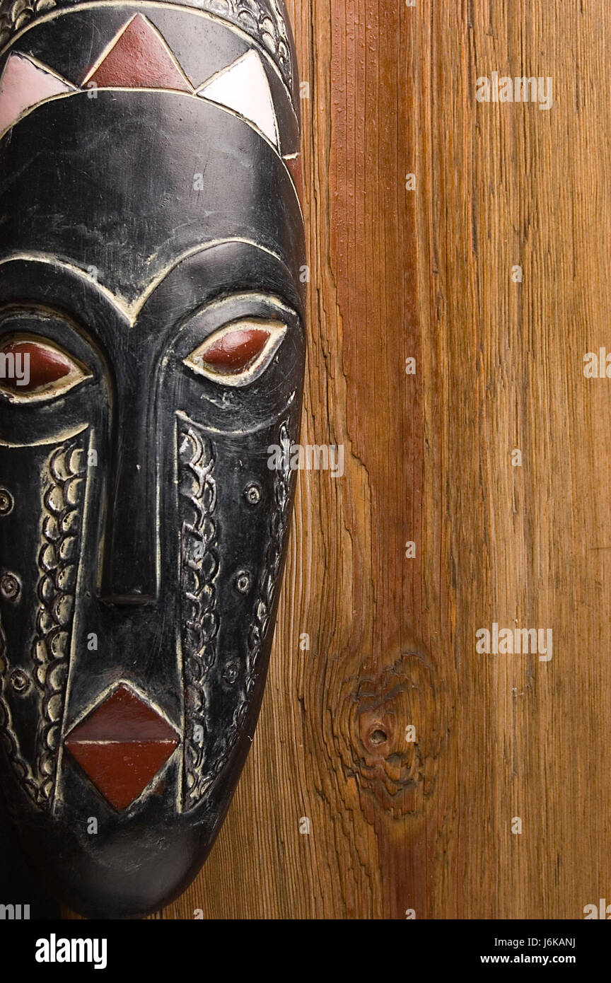 Mascherina africana su sfondo di legno Foto Stock