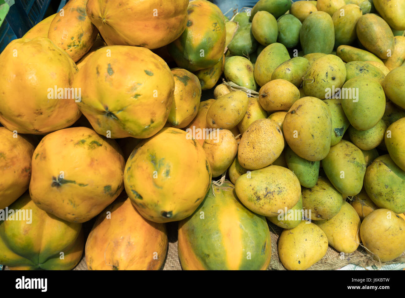 Fresca e gustosa papaia organico e manghi al mercato agricolo in India Foto Stock