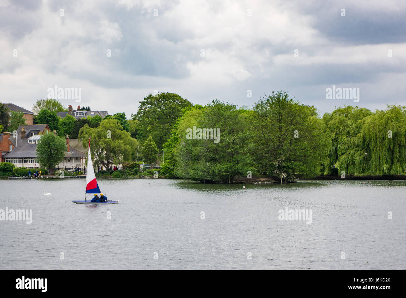 Vista del paesaggio di South Norwood lago dove i bambini possono essere visto pracitcing sport acquatici come la vela Foto Stock
