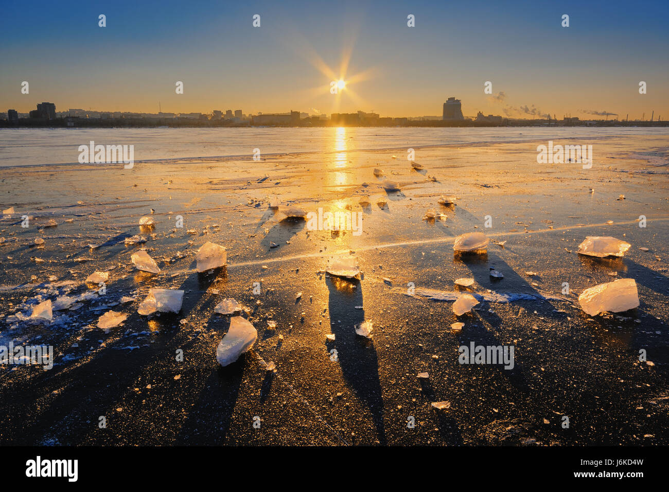 Banca del fiume sotto i raggi del sole al tramonto in inverno. L'Ucraina, il Dnepr Foto Stock
