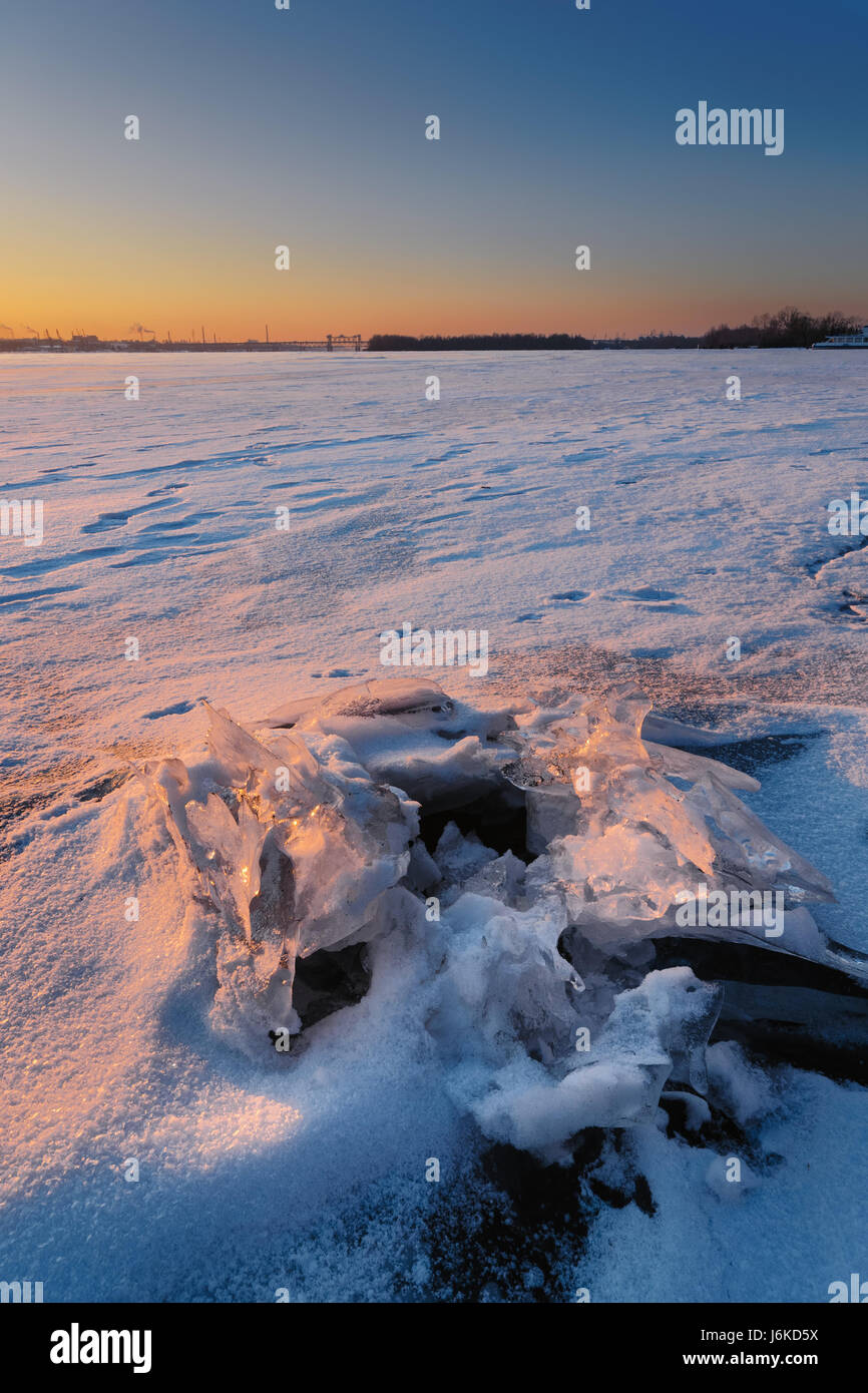 Banca del fiume sotto i raggi del sole al tramonto in inverno. L'Ucraina, il Dnepr Foto Stock