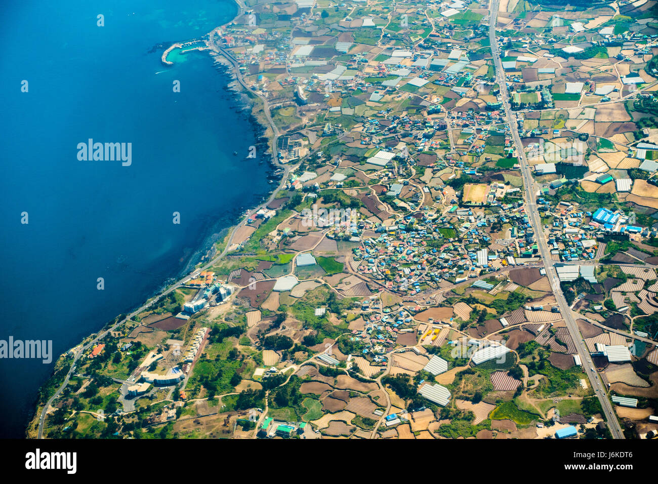 Una veduta aerea di Jeju Island, un'isola nel sud della Corea del Sud. Una popolare destinazione turistica in Asia Foto Stock