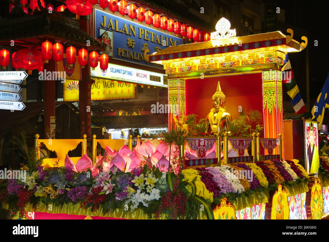 KL, Malesia - 10 Maggio 2017 : Wesak giorno processione galleggianti con il suo devoto folla arriva a Petaling Street Chinatown, Kuala Lumpur, Malesia. Foto Stock