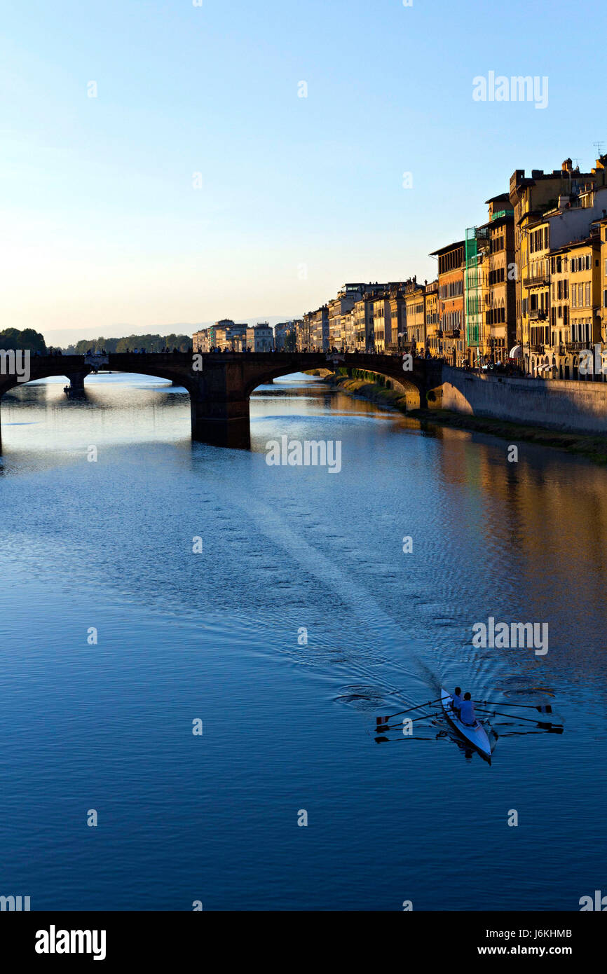 Santa Trinita ponte sopra il fiume Arno, Firenze, Italia Foto Stock